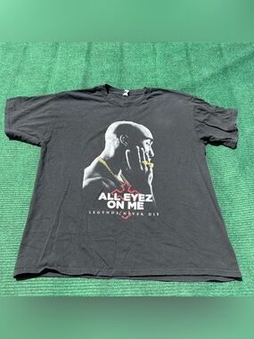 Vintage Black Tupac All Eyez On Me Legends Never Die T-Shirt Size XL
